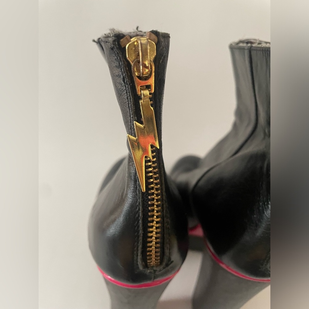 Betsey Johnson Fabulous Black Leather Ankle Boots with Pink Trim - Picture 6 of 15